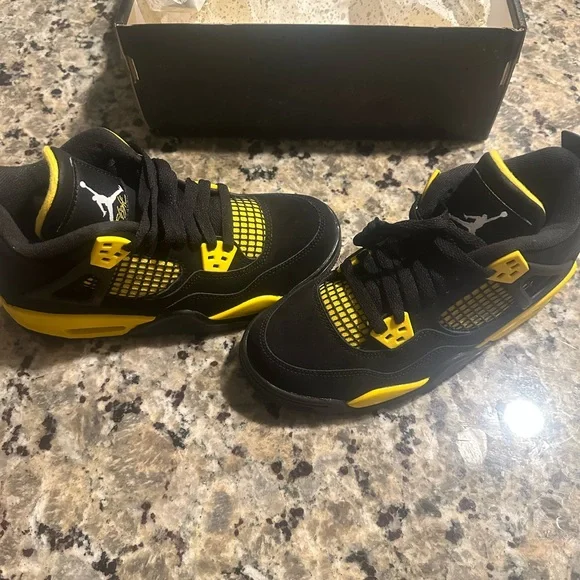 Jordan 4 retro (GS) size 4Y. BRAND NEW NEVER EVER WORN NOT EVEN TRIED ON